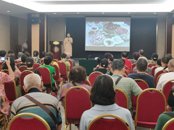 綿陽(yáng)中旅行假日旅行社舉行胡楊林、南疆專(zhuān)列推薦會(huì )